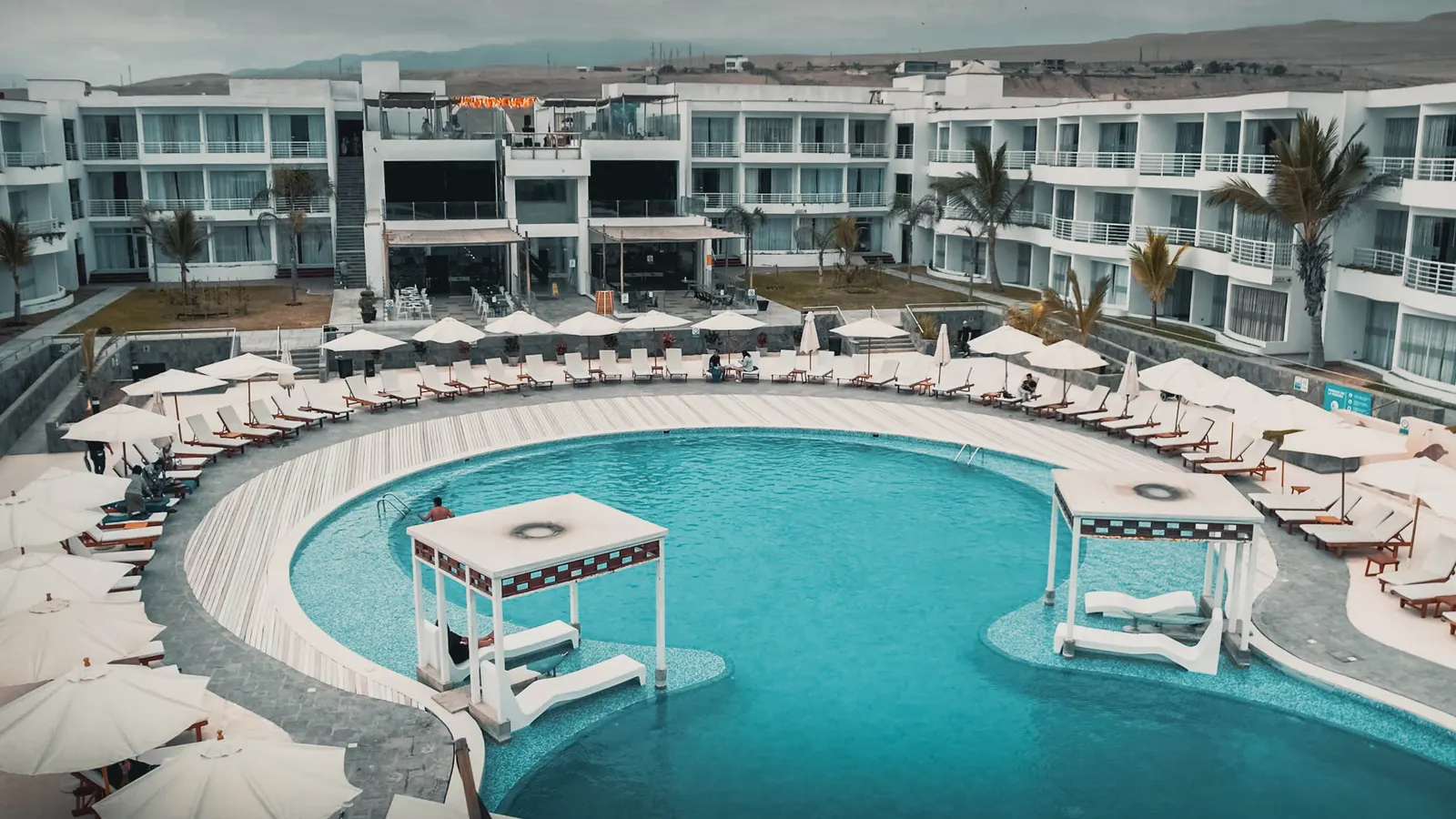 Piscina y edificio de VPX Hotel Asia