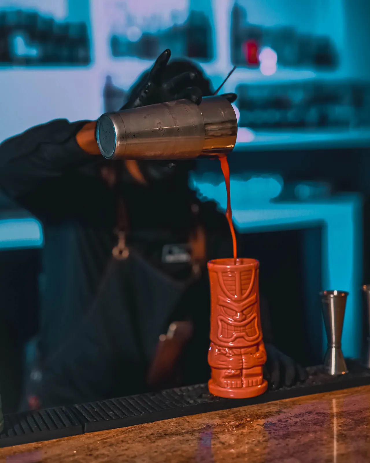 Bartender preparando un cóctel en VPX